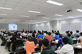 可容纳300人的研修室