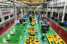 装配线采用先进的流水线连续生产方式，零部件投放采用JIT管理模式，实现了库存最小化。